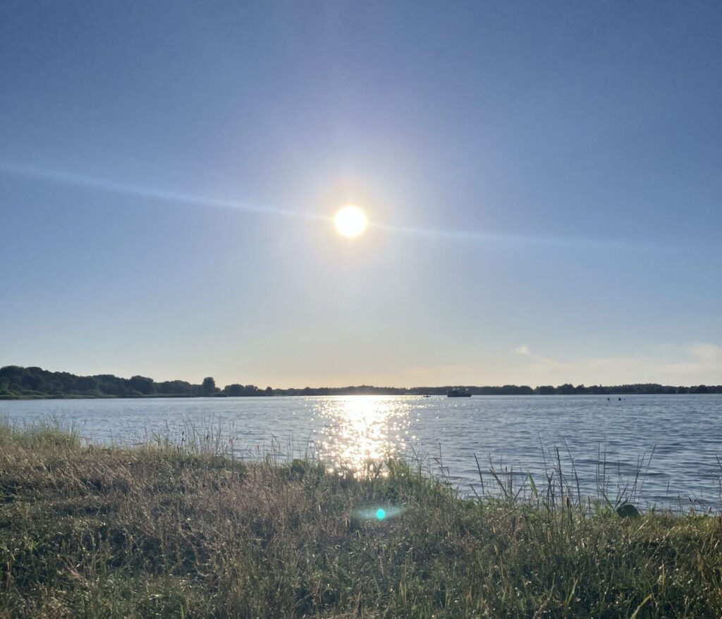Sonne über einem See an einem Sommertag